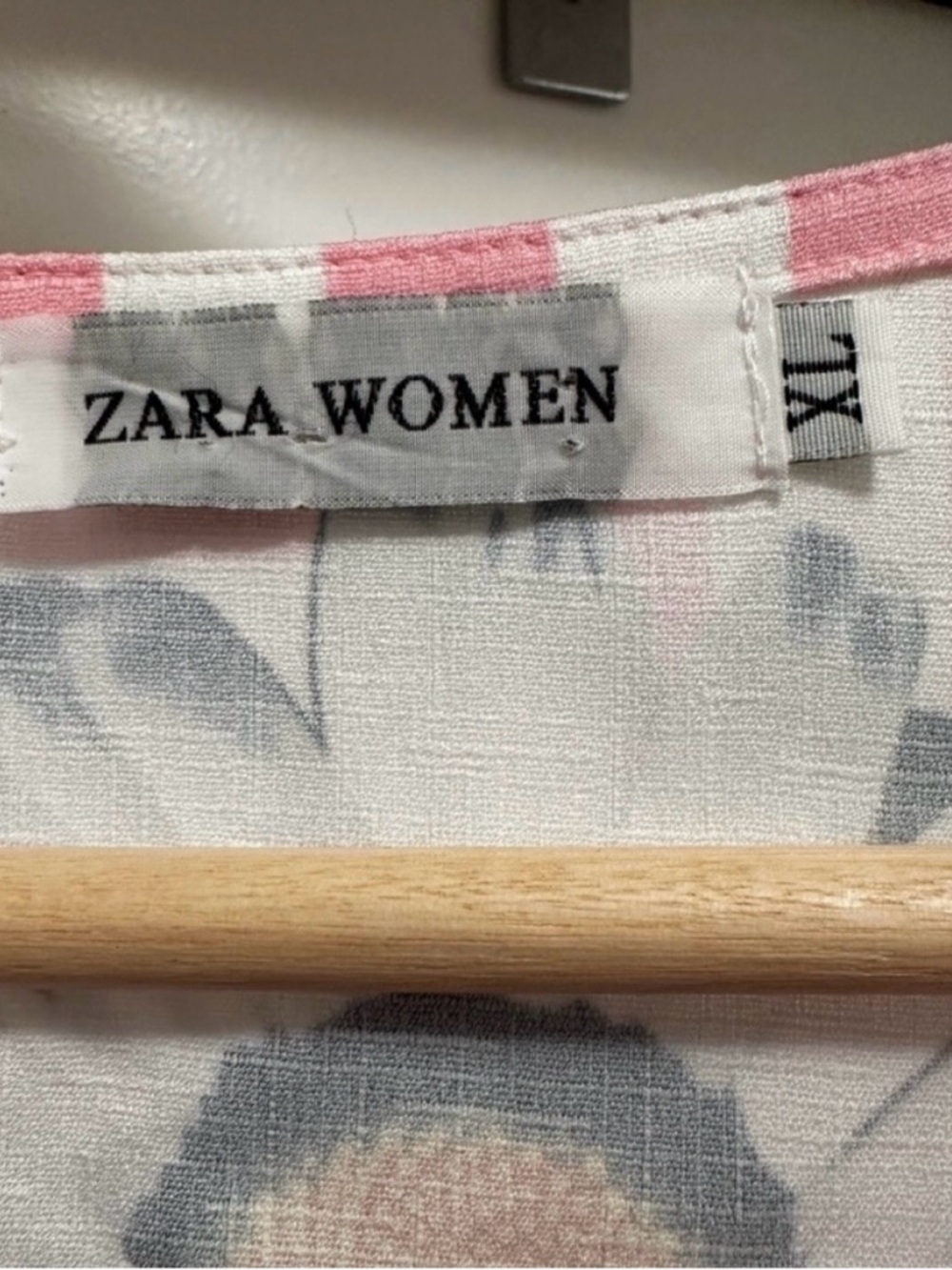 🌼🩷 Pink and White Stripe with Daisies ZARA V-Neck Top - Size XL - Picture 5 of 6